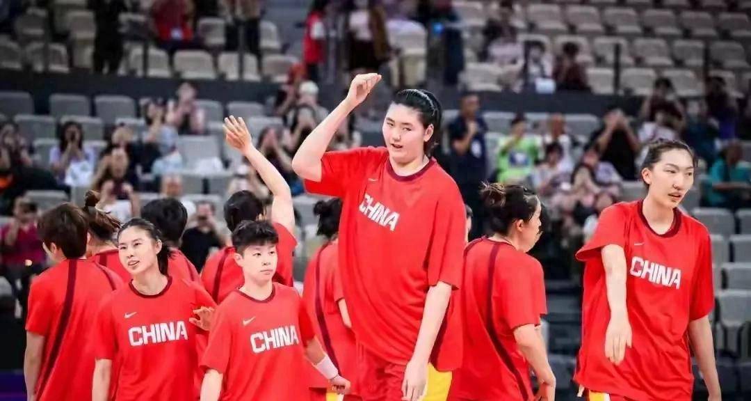 九游娱乐官方-云贵暴熊队对阵吴越雪豹队，赛艇附加赛险胜，内线统治篮板——防守强度拉满的简单介绍