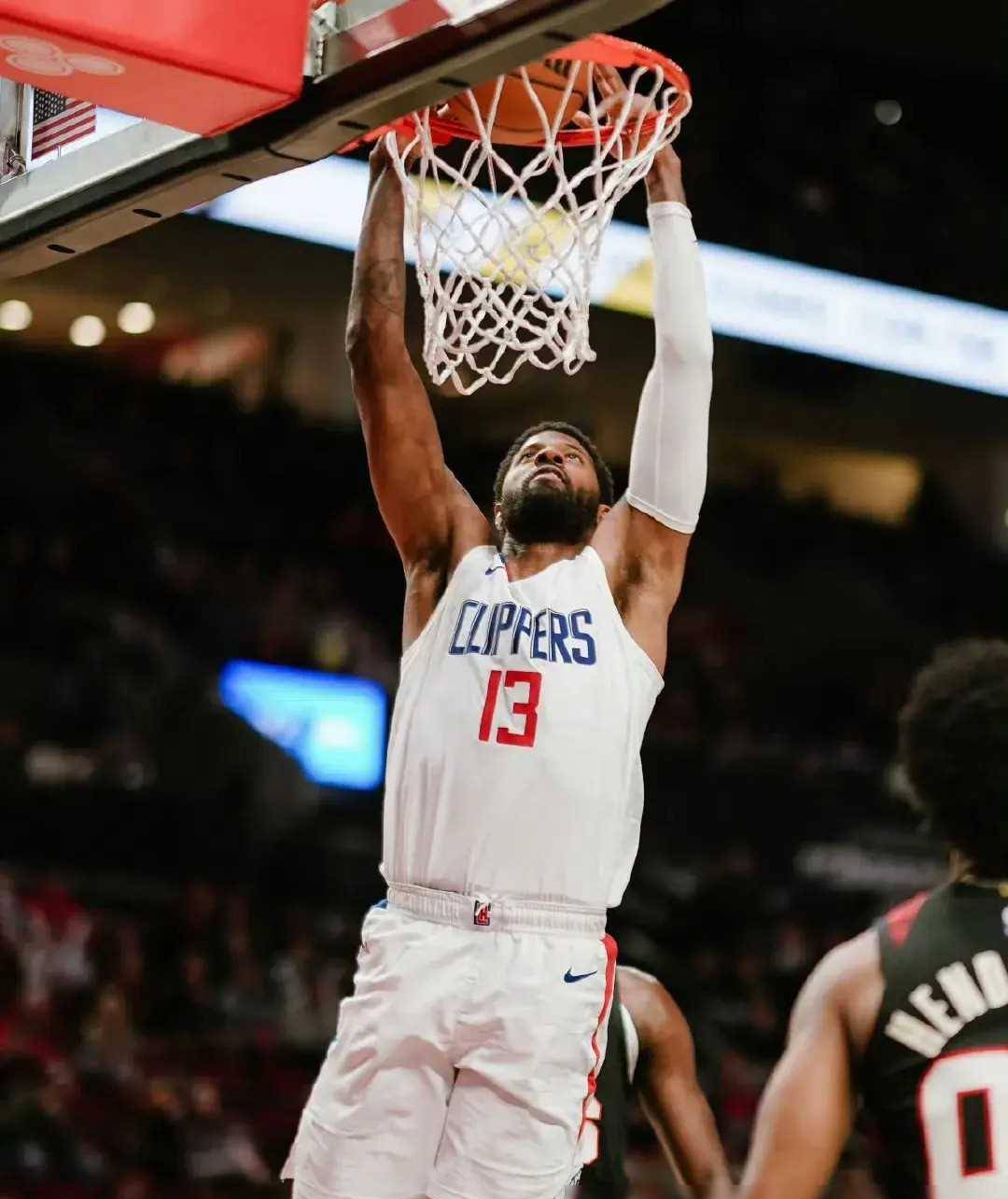 九游官网登录页-阿扎伦卡重返赛场，表现优异首场状态出色，快船观众沸腾！全场沸腾不已(秘鲁一足球赛场遭闪电击中)