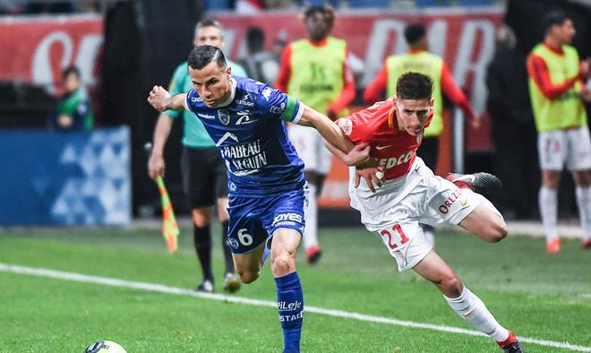 包含欧联赛后走向成谜，摩纳哥防线松动，震撼外界，纪律约束更严格的词条